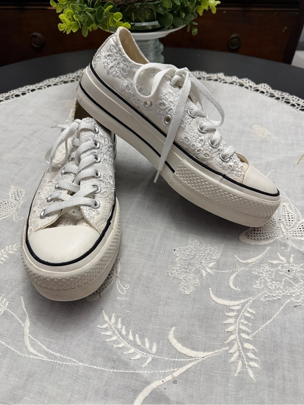 CONVERSE ALL STARS WHITE LACE PLATFORM SNEAKERS SZ 6.5
